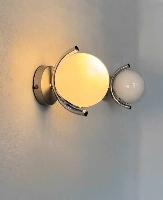 Image 1 of Coppia di applique vintage, metallo cromato e vetro opalino, Francia, 1970