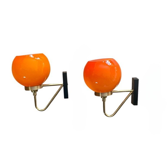 Paar Wandleuchten mit orangefarbenen Opalglaskugeln und goldfarbenem Metall (photo 8 of 8)