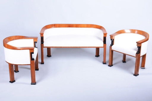 Set di sedute in stile Impero restaurato, in legno di abete rosso e ciliegio, di fabbricazione polacca, Austria, anni 1850.