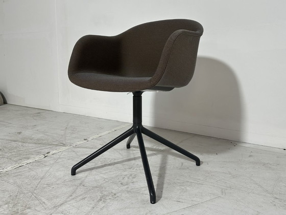 Muuto Fiber Armchair Taupe - Swivel Base Black – Textile (photo 3 of 8)