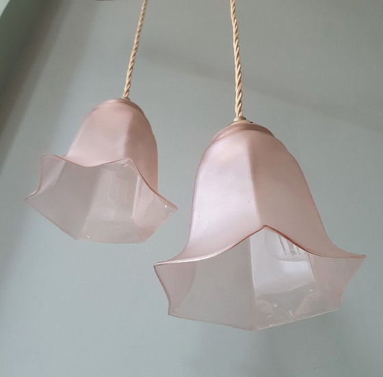 Image 1 of Set Vintage franse roze hanglampen van gekleurd glas.