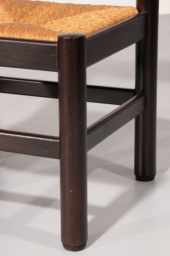 Image 1 of Essgruppe, inspiriert von Vico Magistretti, bestehend aus sechs elegant neu geflochtenen Stühlen und einem Tisch.