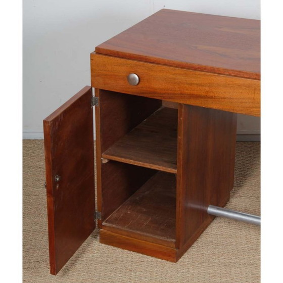 Image 1 of Scrivania modernista in legno, realizzata negli anni '40.