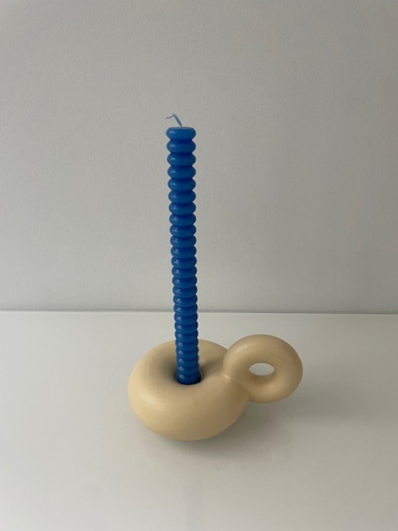 Image 1 of Portacandele a forma di ciambella color crema con manico giocoso – in ceramica