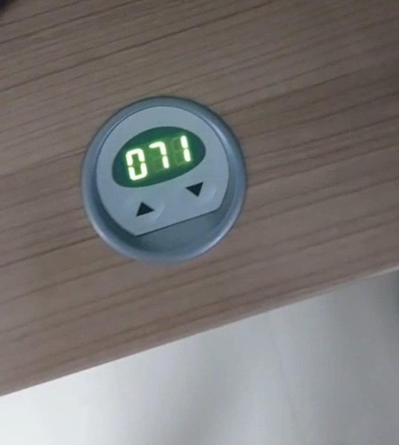 Image 1 of Scrivania regolabile elettricamente con pannelli acustici