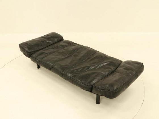 Image 1 of Ligbed van Zanotta in zwart leer