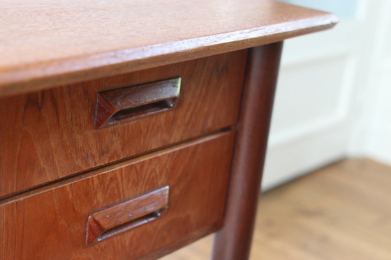 Image 1 of Klein vintage Scandinavisch teakhouten bureau uit de jaren 60.