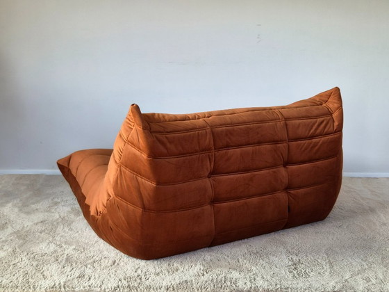 Image 1 of Ambrer fluwelen tweezitsbank Togo van Michel Ducaroy voor Ligne Roset