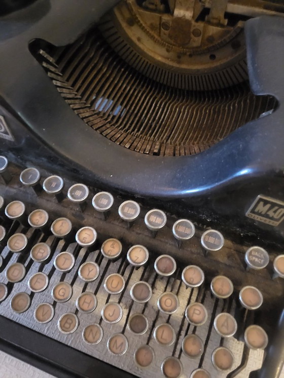 Image 1 of Máquina de escribir antigua
