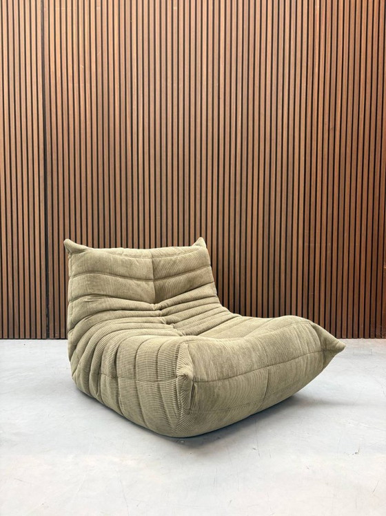 Ligne Roset Togo Fauteuil une place | Velours côtelé vert olive (photo 3 of 4)