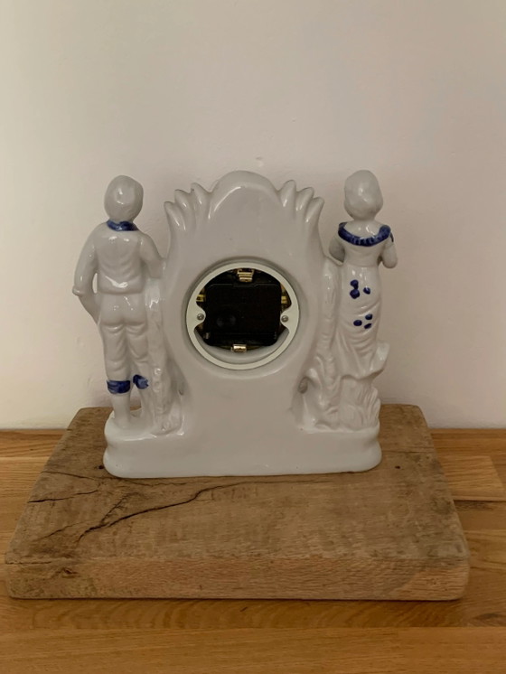 Orologio da camino vintage al quarzo in porcellana con figura di coppia (photo 4 of 8)