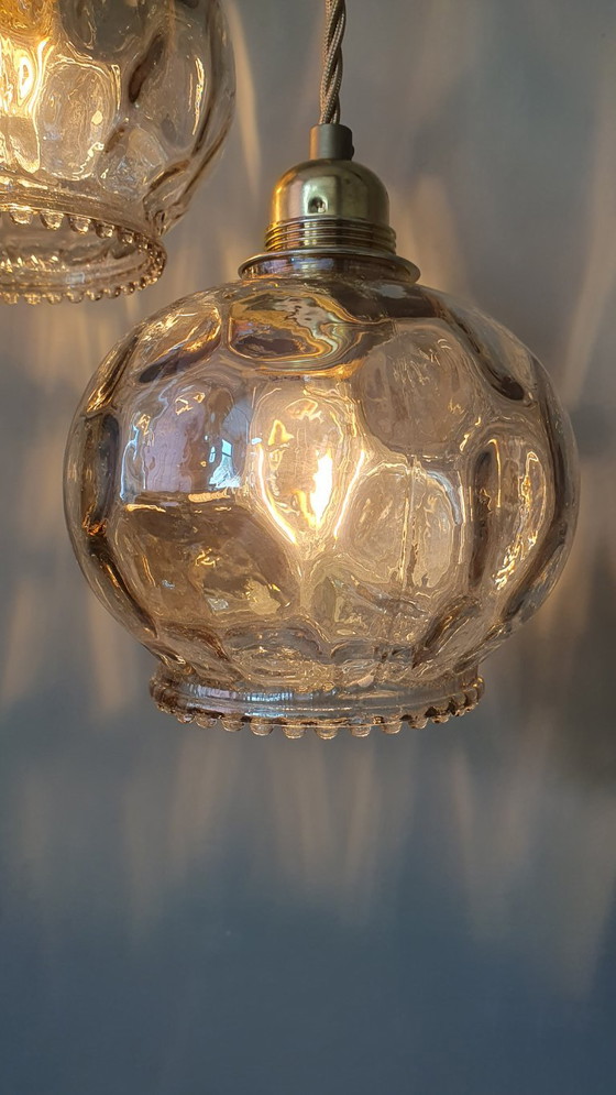 Set vintage di lampade a sospensione color ambra con vetro testurizzato – Metal (photo 14 of 16)