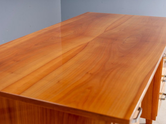 Escritorio de mediados de siglo con chapa de madera de raíz y ocho cajones, Checoslovaquia, 140,5 × 69,5 × (photo 12 of 15)