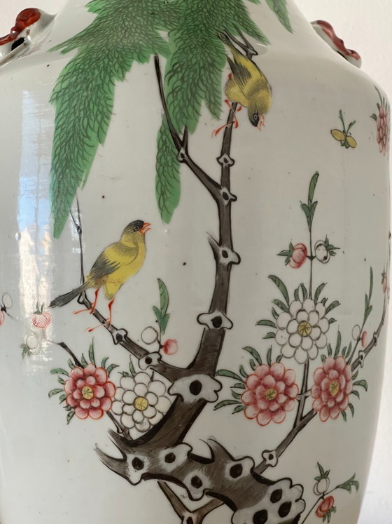 China (Republiekperiode, 1920-1940) — Grote Balustervormige Famille Rose Porseleinen Vaas Bloemen en Vogels (photo 8 of 12)