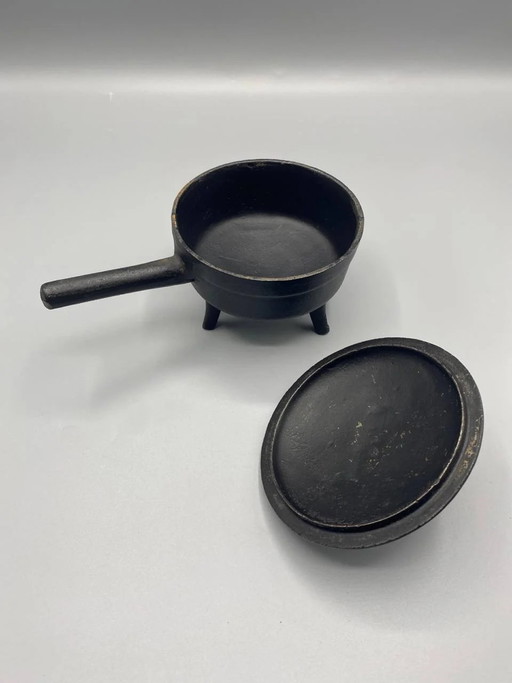 Small Black Cast Iron Tripod Pot, Long Handle, Rustic Style – decoratieve objecten, Metal (photo 2 of 5)