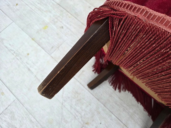 Image 1 of Fauteuil danois des années 1960, revêtement d'origine en velours rouge rayé.