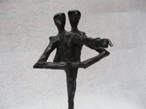 Image 1 of Klaas van den Berg - 1941 - 2018 Statua in bronzo "Ti mostrerò la strada"