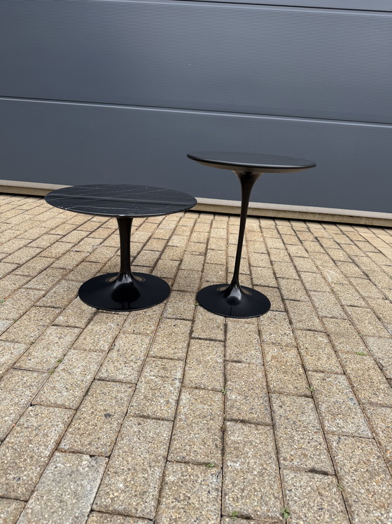 Image 1 of 2x Knoll Tulip Eero Saarinen bijzettafelt 51cm Nero Marquina en 41cm zwart Feniks laminaat