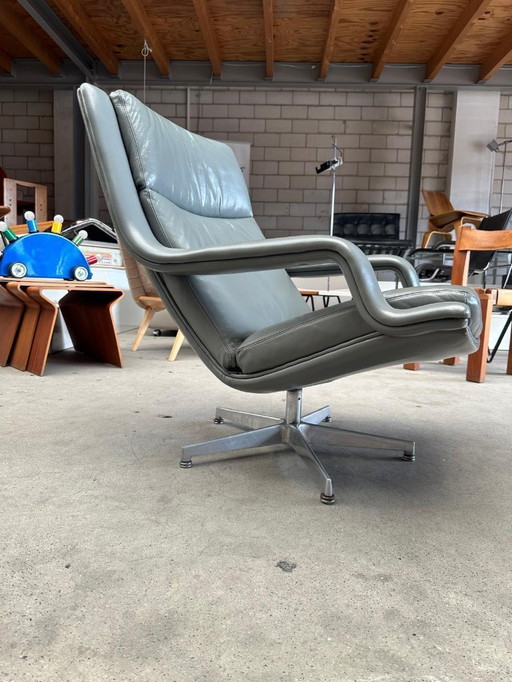 Artifort F152 swivel lounge armchair