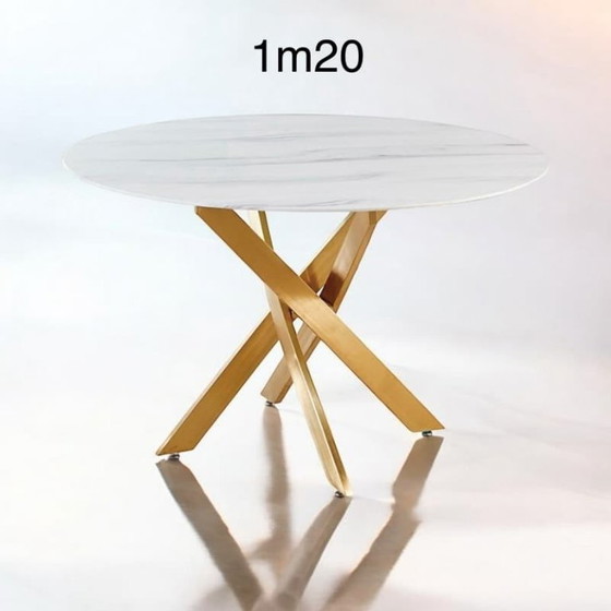 Image 1 of Mesa redonda Olivia de 120 cm con elegante tablero efecto mármol dorado.