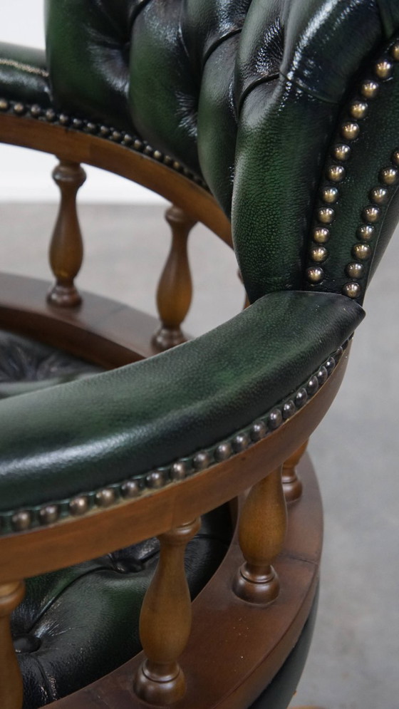 Image 1 of Dunkelgrüner Chesterfield-Bürostuhl aus Rindsleder und Holz auf Rollen