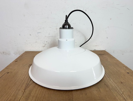 Image 1 of Industriële witte geëmailleerde fabriekshanglamp, jaren 60