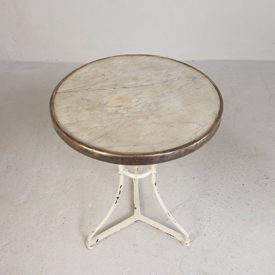 Table de bistrot avec plateau en marbre et bordure en laiton, début du XXe siècle – Tables de salle à manger (photo 4 of 20)