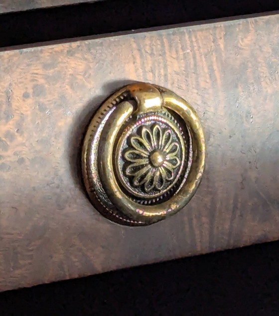 Image 1 of Table d'appoint ancienne de Pembroke avec pieds en laiton