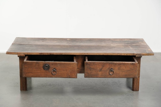 Image 1 of Table basse ancienne en bois fruitier du sud de l'Europe, avec un tiroir et une belle patine pleine de caractère.