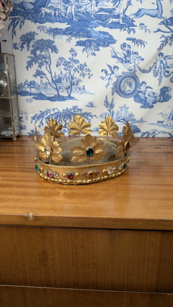 Image 1 of Grande Corona della Vergine in ottone dorato e cabochon in vetro colorato del XIX secolo