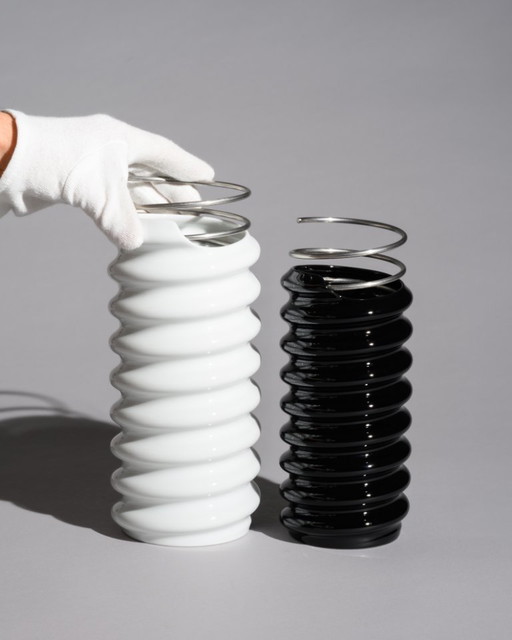 Duo de vases d'artiste en porcelaine blanche et noire « Rigoletto » de Rosenthal Spiral, par Ron Arad