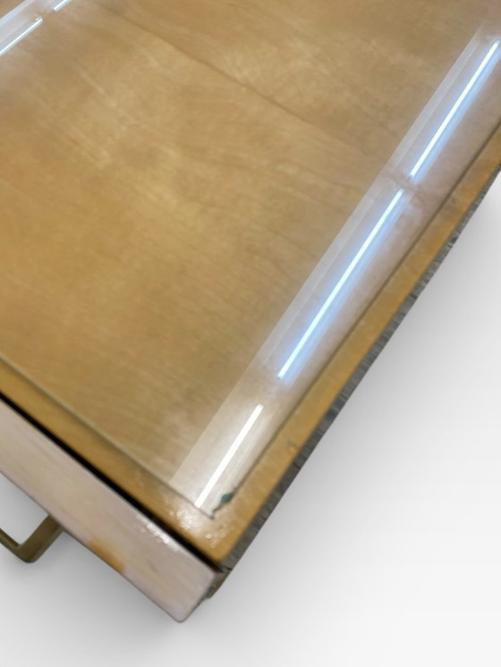 Image 1 of Mid Century Nachttisch / Kommode – Ahorn Furnier – Messinggriffe – Glasplatte – 1950er/60er – Made in Germany