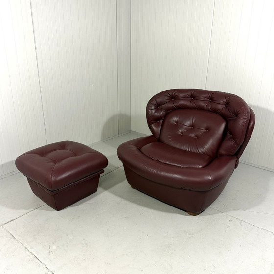 Image 1 of Fauteuil lounge et repose-pieds en cuir bordeaux français, style Space Age, années 1970