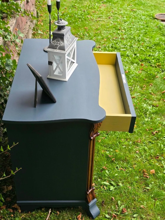 Vintage ladekast nr. 2, massief hout, uniek stuk | Inktblauw en mosterdgeel met gesneden ornamenten | (photo 6 of 9)