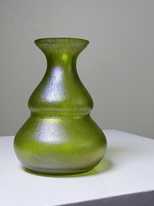 Petit vase Art Nouveau en verre soufflé irisé vert, ancien 1900-1915
