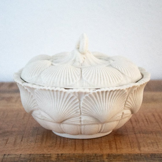Image 1 of Antike Butterdose aus den 1860er Jahren, Muschelmotiv, Bonbonniere aus Steingut