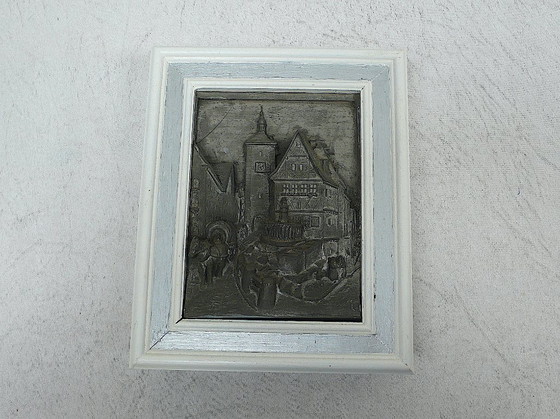 Image 1 of Vintage sleutelkastje hout wit + 3D tinnen afbeelding dorpsgezicht