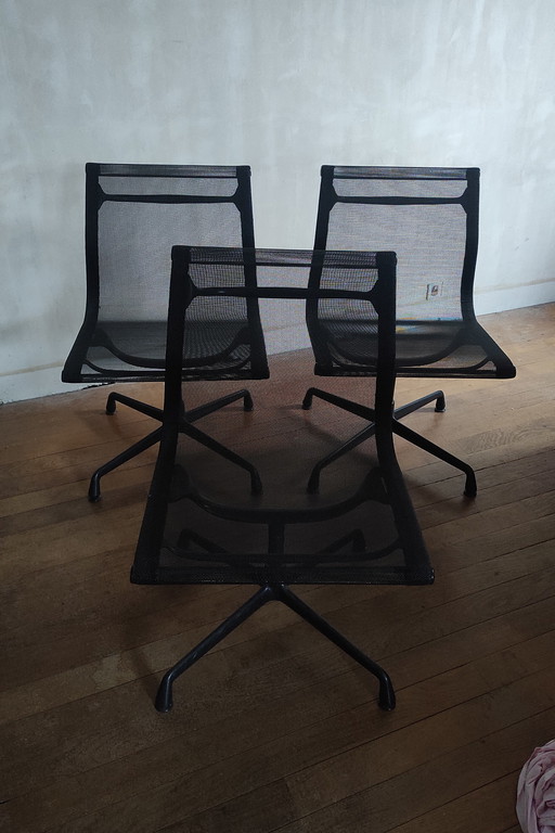 3 sedie nere di Charles & Ray Eames EA105 per Vitra