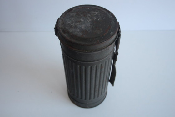 Image 1 of Origineel gasmasker uit de Tweede Wereldoorlog met naamplaatje en soldatenrang, circa 1940