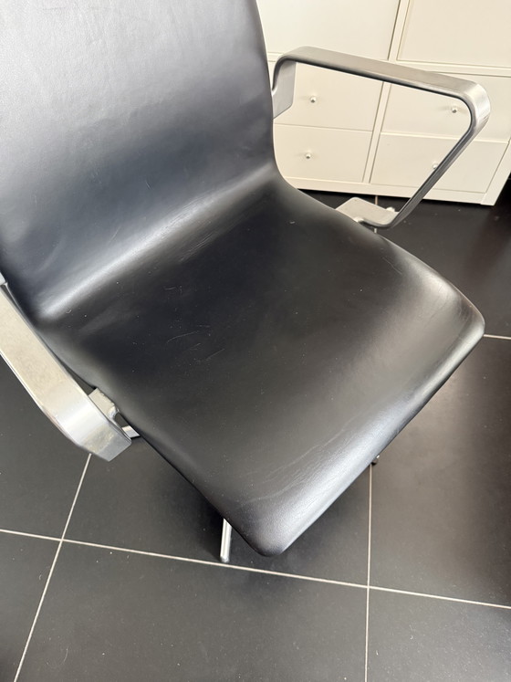 Sedia da ufficio Oxford Arne Jacobsen - pelle nera – Fritz Hansen, Sedie da ufficio, Alluminio (photo 3 of 6)