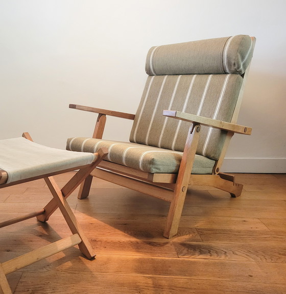 Image 1 of Fauteuil en Voetenbank van Hans J. Wegner voor AP Stolen