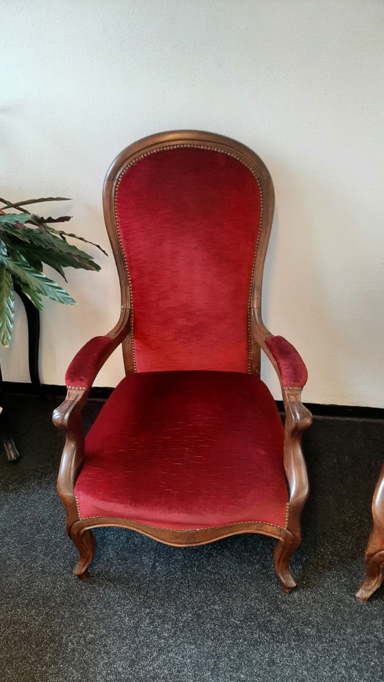 Image 1 of Set di 2 poltrone relax in velluto rosso Louis Philippe Voltaire con struttura in legno di noce.