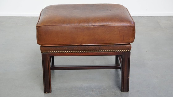 Image 1 of Hocker in pelle di pecora con struttura in legno e finitura con rivetti decorativi