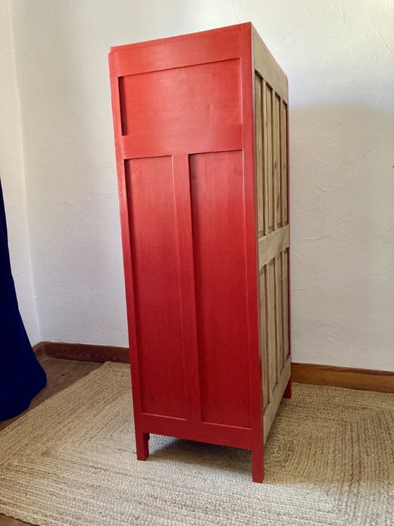 Image 1 of Kledingkast met glazen front, gemaakt van massief grenenhout.