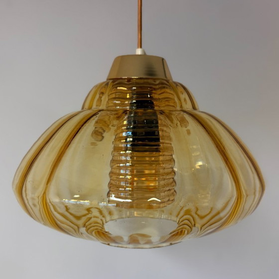 Image 1 of Vintage hanglamp met amberkleurige glazen kap