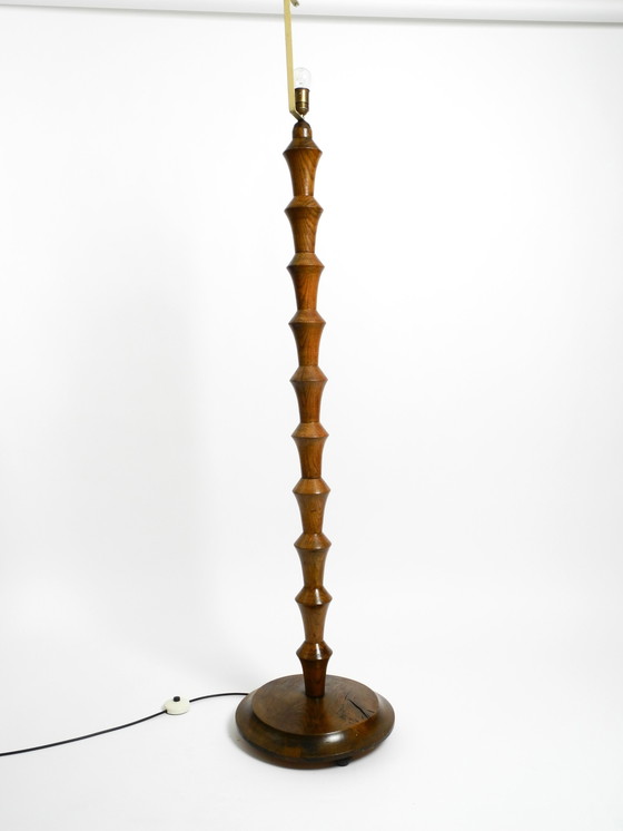 Image 1 of Preciosa lámpara de pie grande original alemana de los años 30 de madera de roble oscuro sin pantalla