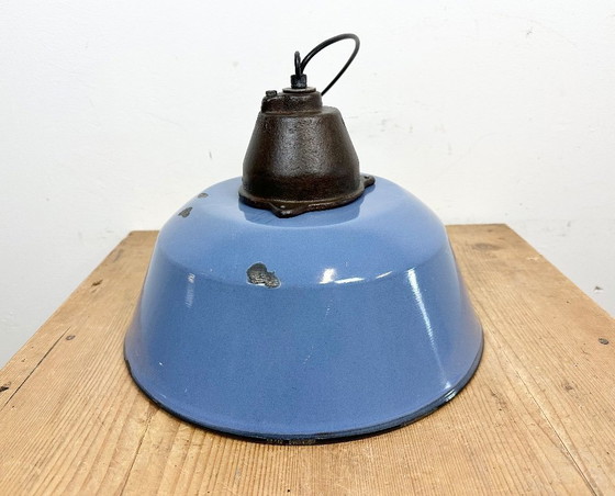 Image 1 of Suspension industrielle en fonte émaillée bleue avec abat-jour en verre, années 1960