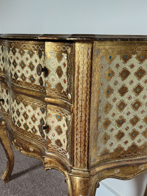 Image 1 of Commode florentine ancienne à deux tiroirs et finition plaquée or