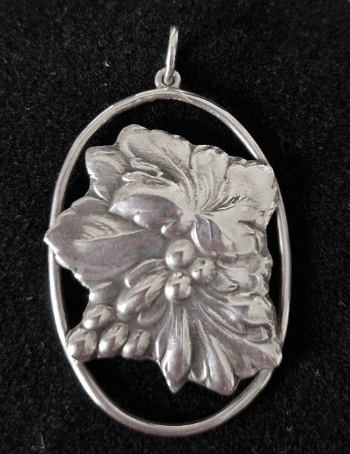 Großer dänischer Anhänger mit Trauben und Blättern von Hugo Grün