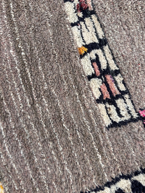 Image 1 of Alfombra bereber marroquí moderna de color gris
